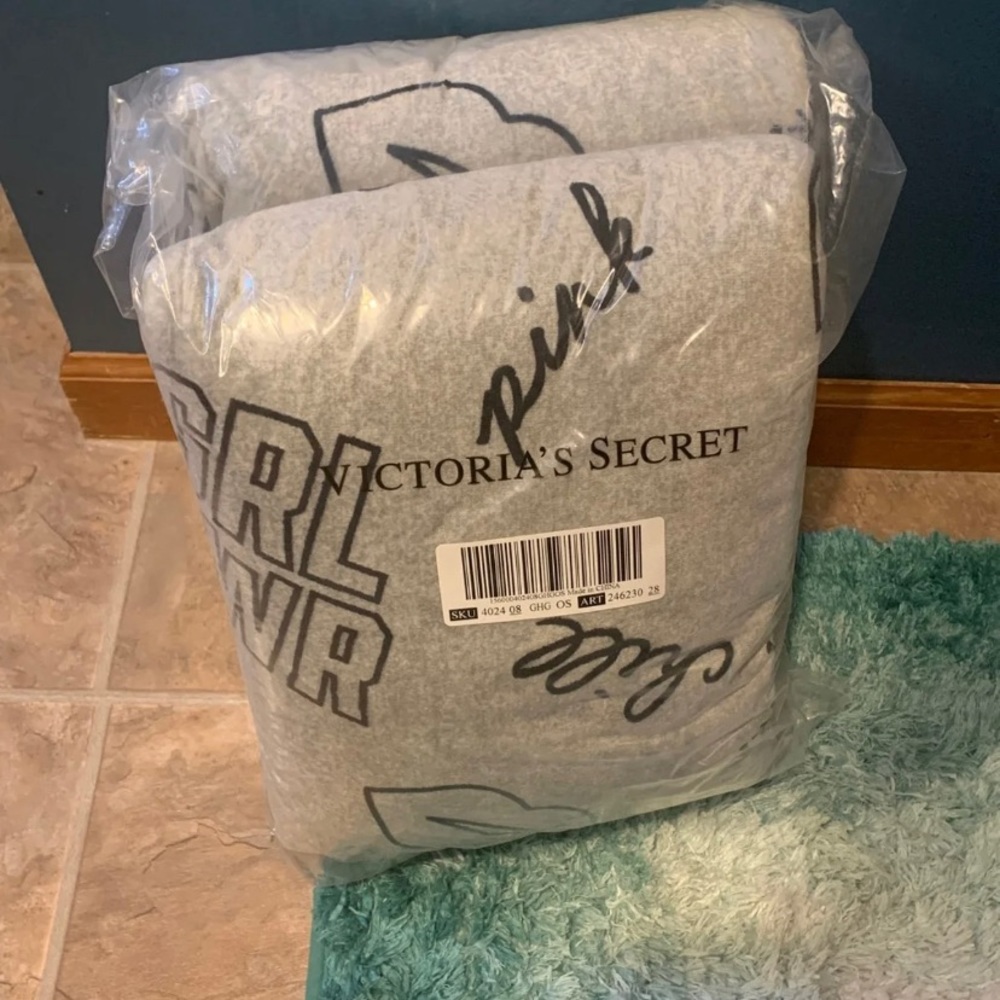 Victoria secret pink Sherpa blanket